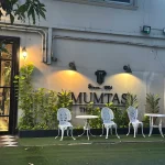 ร้านอาหารมุมตัสซ์ (Mumtas Thai Cuisine): เป็นร้านอาหารฮาลาลเก่าแก่ย่านนนทบุรี (ถนนติวานนท์) ที่เปิดให้บริการมานานกว่า 40 ปี.