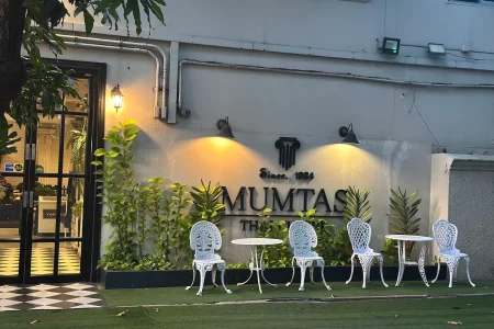 ร้านอาหารมุมตัสซ์ (Mumtas Thai Cuisine): เป็นร้านอาหารฮาลาลเก่าแก่ย่านนนทบุรี (ถนนติวานนท์) ที่เปิดให้บริการมานานกว่า 40 ปี.