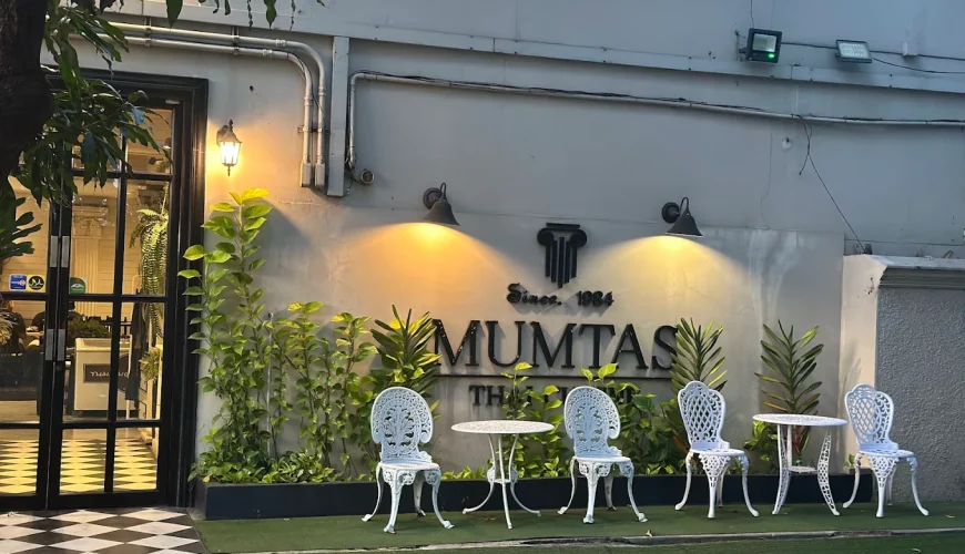ร้านอาหารมุมตัสซ์ (Mumtas Thai Cuisine): เป็นร้านอาหารฮาลาลเก่าแก่ย่านนนทบุรี (ถนนติวานนท์) ที่เปิดให้บริการมานานกว่า 40 ปี.