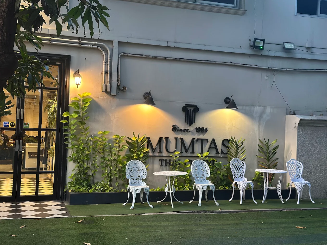 ร้านอาหารมุมตัสซ์ (Mumtas Thai Cuisine): เป็นร้านอาหารฮาลาลเก่าแก่ย่านนนทบุรี (ถนนติวานนท์) ที่เปิดให้บริการมานานกว่า 40 ปี.